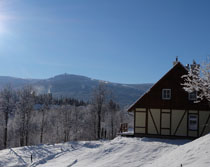 widok domku i karkonoszy zima